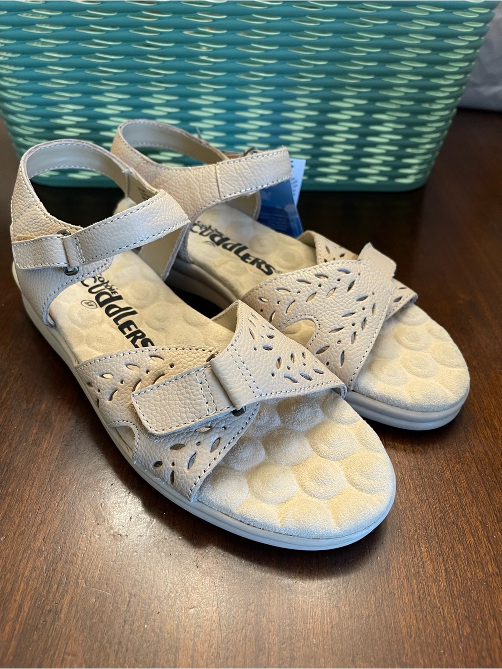 NWT Cobbler Cuddlers Beige Comfort Leather Sandals SZ 6.5 WIDE Tan